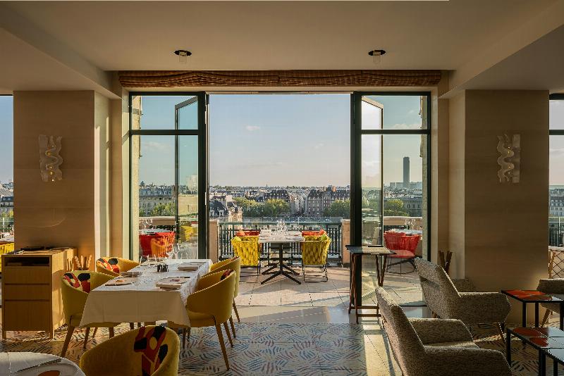 Dîners romantiques sur la terrasse d’un restaurant chic avec vue sur Notre Dame la nuit
